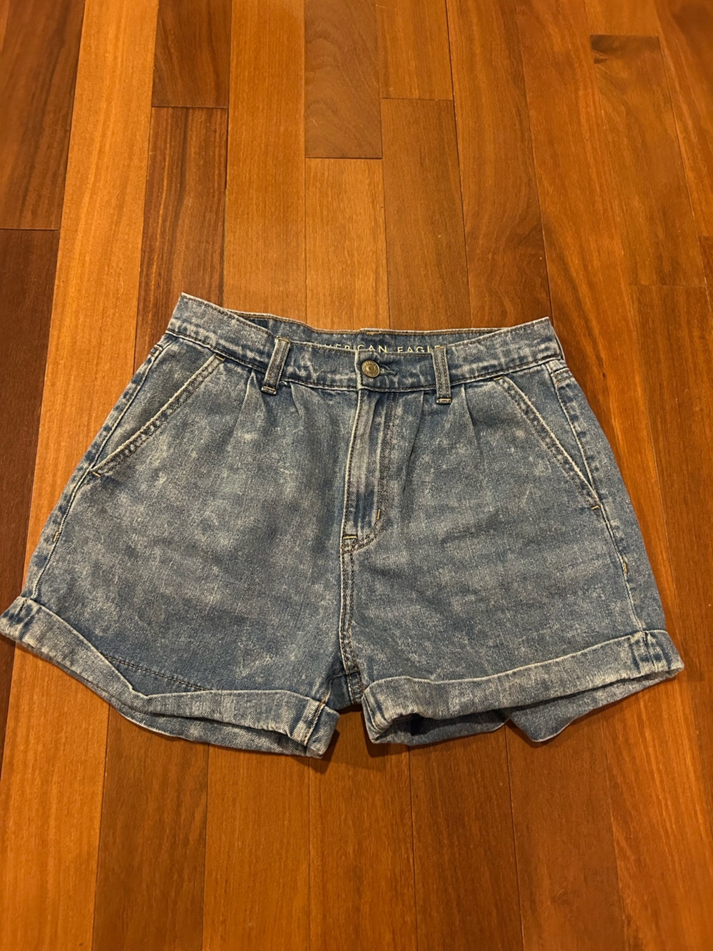 American Eagle women’s Mom shorts Sz 2 Stonewash Pleated High Rise Vtg